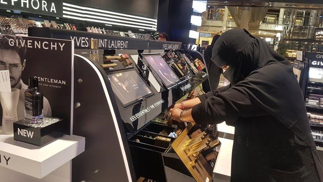 Saudi women spend big on makeup, even if it's just a glimpse | iNFOnews.ca