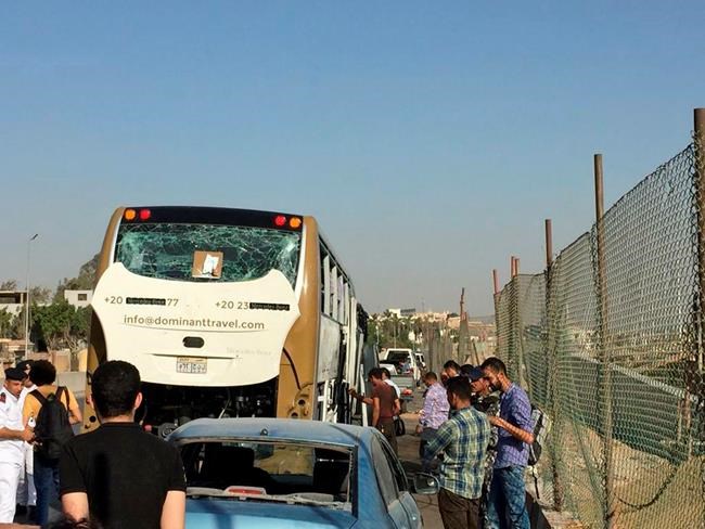 Bomb hits tourist bus near Egypt's Giza Pyramids, wounds 17 | iNFOnews.ca