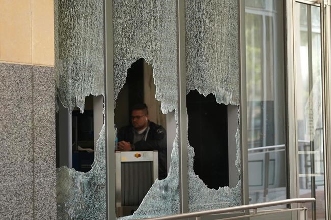 Oakland protesters set fire to courthouse, smash windows | iNFOnews.ca
