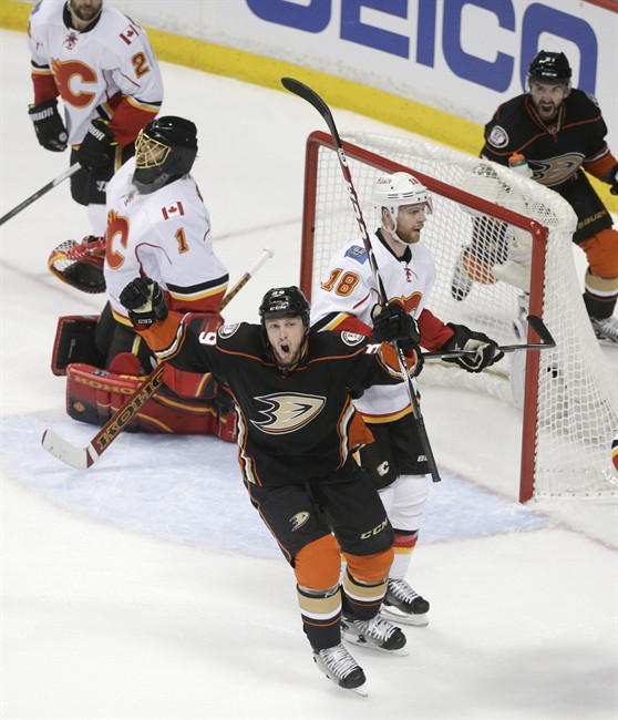 Corey Perry scores twice as Ducks topple Flames 6-1 for 1-0 series lead | iNFOnews.ca