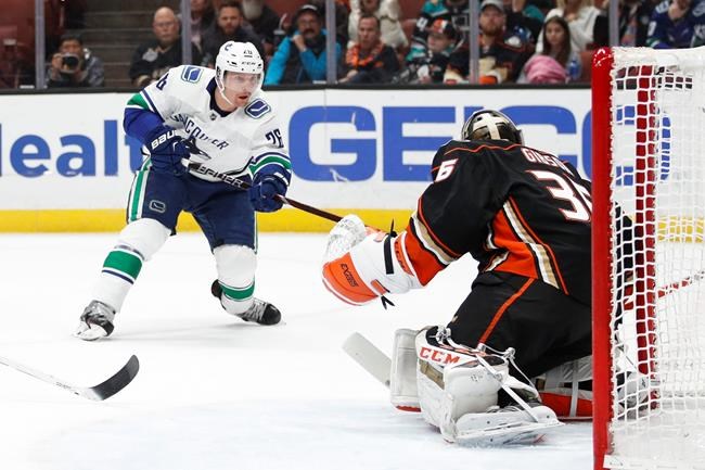 Getzlaf propels Ducks past Canucks 4-3, ending 3-game skid | iNFOnews.ca