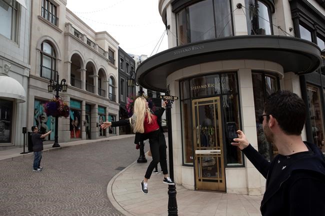 Proposed tobacco ban sparks fiery debate in Beverly Hills | iNFOnews.ca