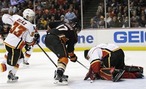 Ben Lovejoy, Frederik Andersen propel streaking Anaheim Ducks past Calgary Flames, 6-3 | iNFOnews.ca CP31575998