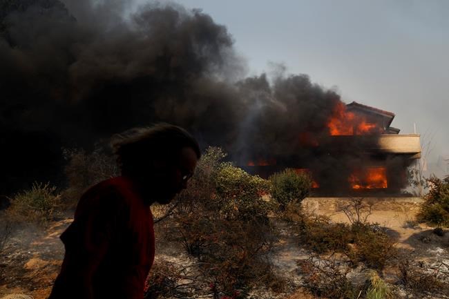 The Latest: California wildfire hops highway, nears ocean | iNFOnews.ca