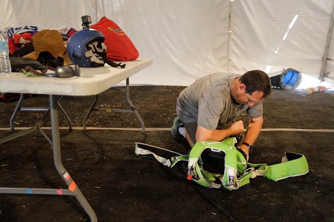 He's a skydiver working with a net - but no parachute | iNFOnews.ca