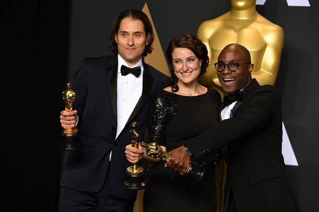 Here's what happened onstage during the Oscars' mistake | iNFOnews.ca
