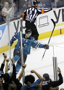 Sharks post 2nd straight shutout to open season, beating Jets 3-0 | iNFOnews.ca