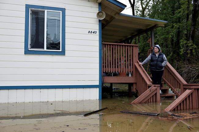 Northern California river floods 2,000 buildings | iNFOnews.ca