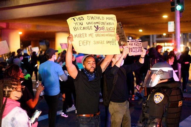 Federal officer killed guarding courthouse near protest | iNFOnews.ca