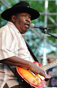 Chicago-style blues guitarist Magic Slim dies in Philadelphia at 75; got sick while on tour | iNFOnews.ca