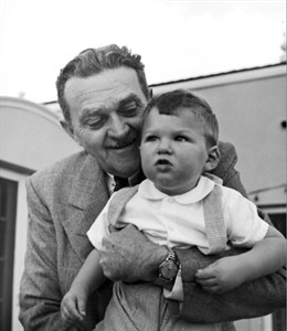 Son of Hollywood Reporter founder apologizes for dad's role in 'Hollywood Holocaust' Blacklist | iNFOnews.ca Son of Hollywood Reporter founder apologizes for dad's role in 'Hollywood Holocaust' Blacklist | iNFOnews.ca