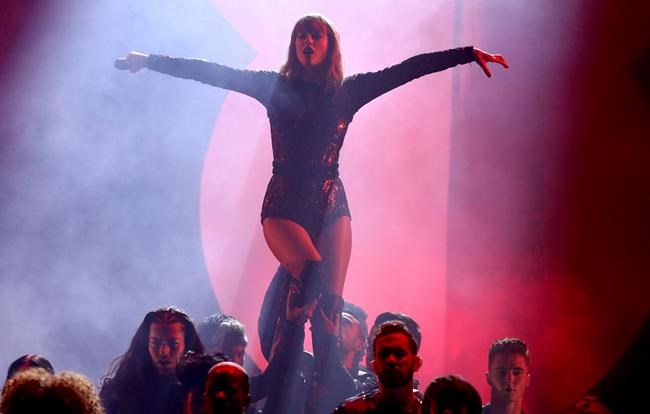 Taylor Swift wins big at AMAs and encourages fans to vote | iNFOnews.ca