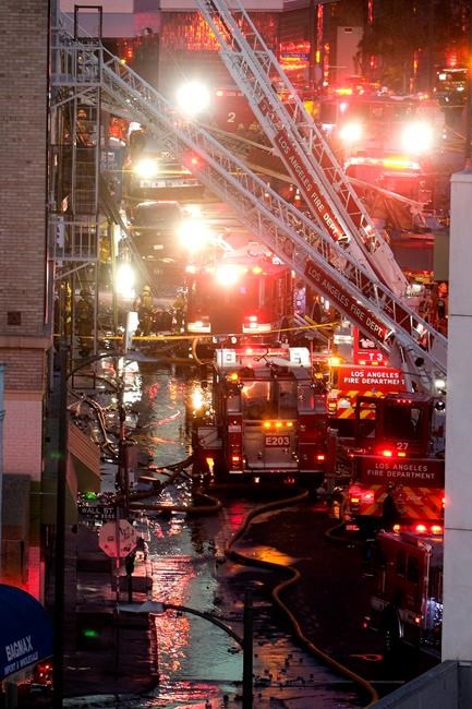 11 Los Angeles firefighters hurt while running from blast | iNFOnews.ca