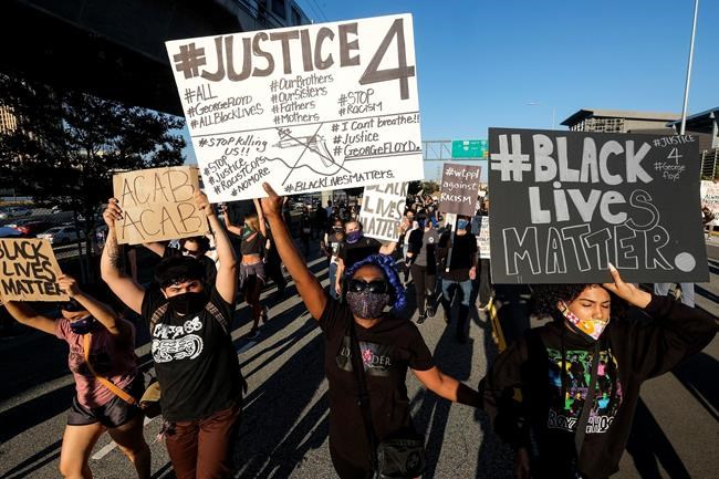 Protesters stop LA freeway traffic, smash patrol car windows | iNFOnews.ca Protesters stop LA freeway traffic, smash patrol car windows | iNFOnews.ca
