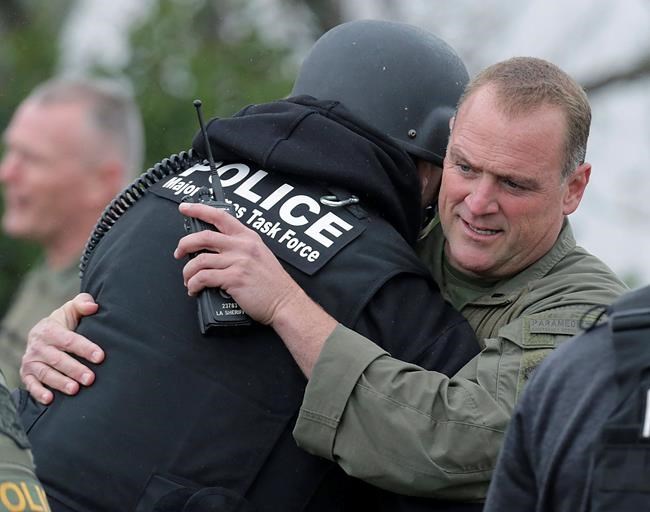 Officer shot in Southern California standoff leaves hospital | iNFOnews.ca