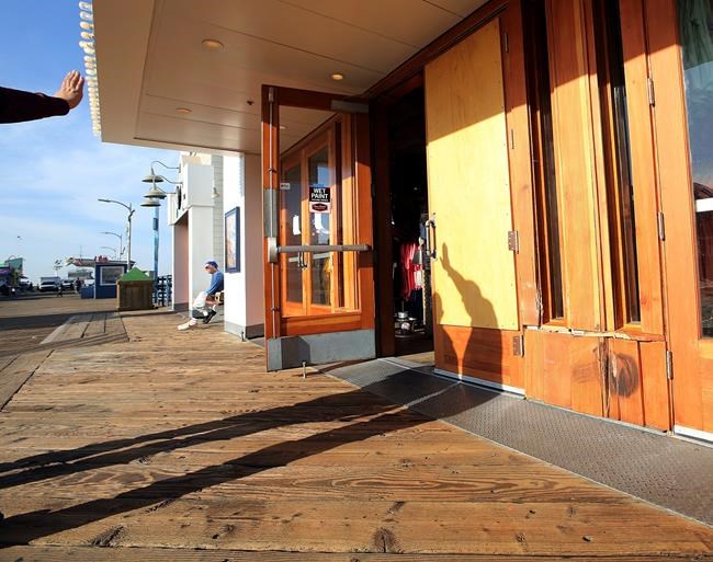 Car slams into Santa Monica Pier restaurant, driver arrested | iNFOnews.ca CP870670430