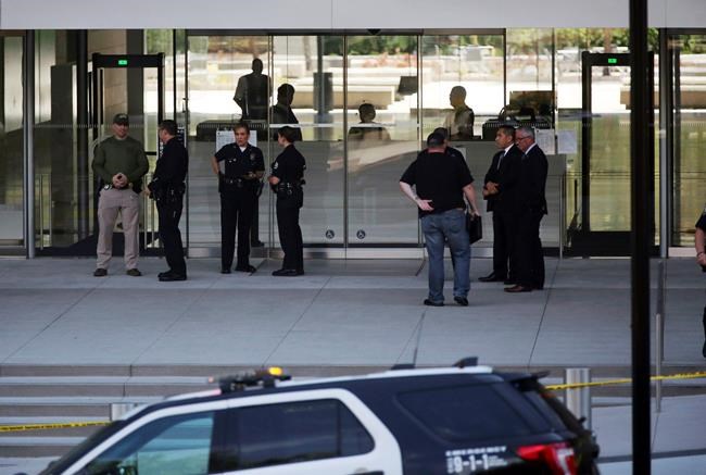 Man with knife shot, wounded outside LA federal courthouse | iNFOnews.ca