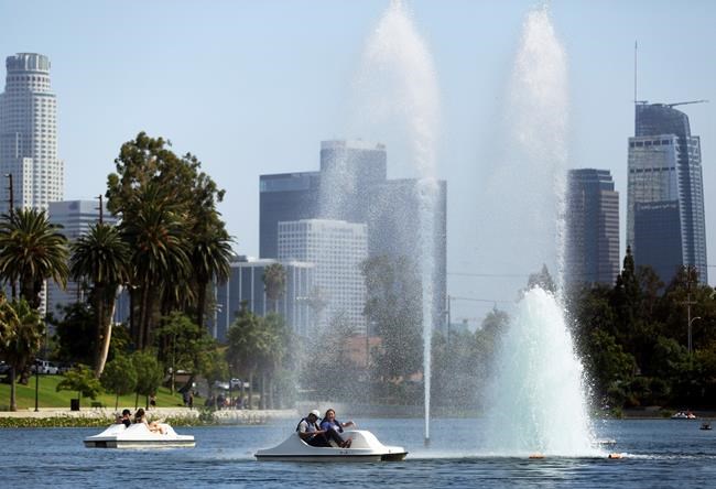 People splash in pools, fountains as Southwest US heats up | iNFOnews.ca People splash in pools, fountains as Southwest US heats up | iNFOnews.ca
