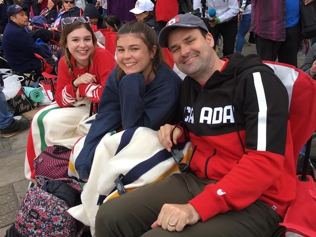 Canadian families among throngs of royal fans camping out for glimpse of newlyweds | iNFOnews.ca CP1132144142