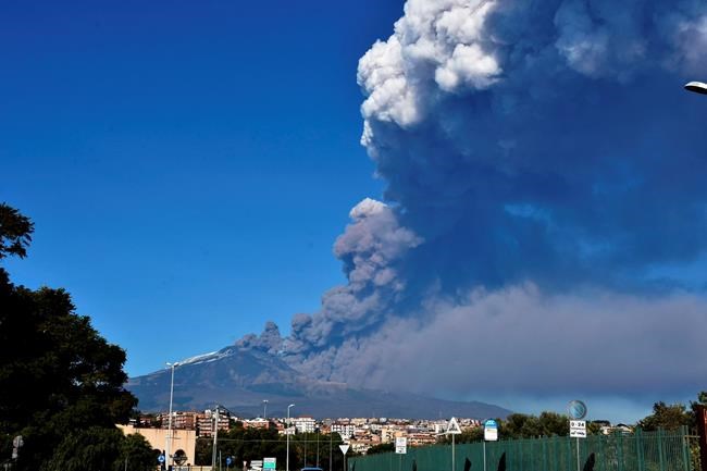 Lava, ash spew from new fracture on Italy's Mount Etna | iNFOnews.ca CP607655809