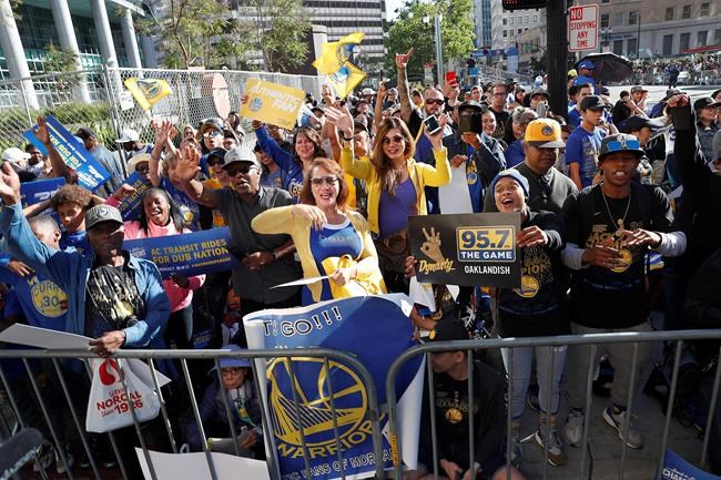 The Latest: Warriors mingle with fans, pose for photos | iNFOnews.ca