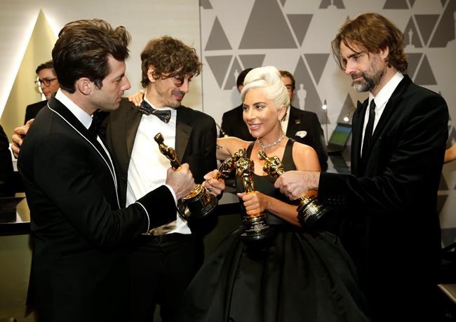 Backstage at the Oscars: Sing-a-longs and Champagne for Gaga | iNFOnews.ca Backstage at the Oscars: Sing-a-longs and Champagne for Gaga | iNFOnews.ca