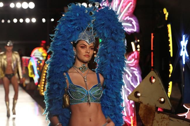 Moschino bets on casino chic with Vegas-themed runway show | iNFOnews.ca Moschino bets on casino chic with Vegas-themed runway show | iNFOnews.ca