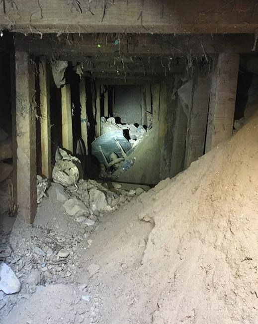 Road crew uncovers tunnel near Mexico border in Texas | iNFOnews.ca Road crew uncovers tunnel near Mexico border in Texas | iNFOnews.ca