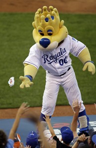 Missouri Supreme Court: Fan hit in eye by hot dog from Royals mascot can have new trial | iNFOnews.ca Missouri Supreme Court: Fan hit in eye by hot dog from Royals mascot can have new trial | iNFOnews.ca
