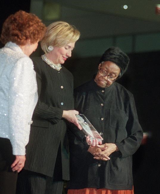 Books, events mark late poet Gwendolyn Brooks 100th birthday | iNFOnews.ca
