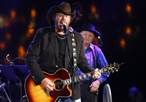 Toby Keith, Garth Brooks to headline July 6 concert benefiting victims of Oklahoma tornadoes | iNFOnews.ca CP23796044