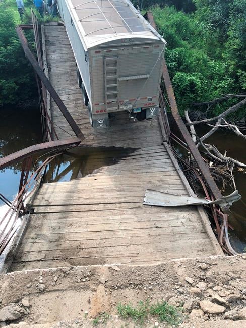 Truck causes 100-year-old bridge to collapse in North Dakota | iNFOnews.ca