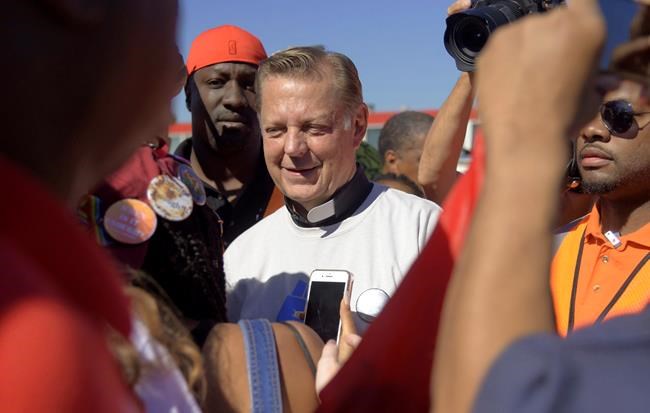 3rd man accuses a Chicago activist priest of sexual abuse | iNFOnews.ca