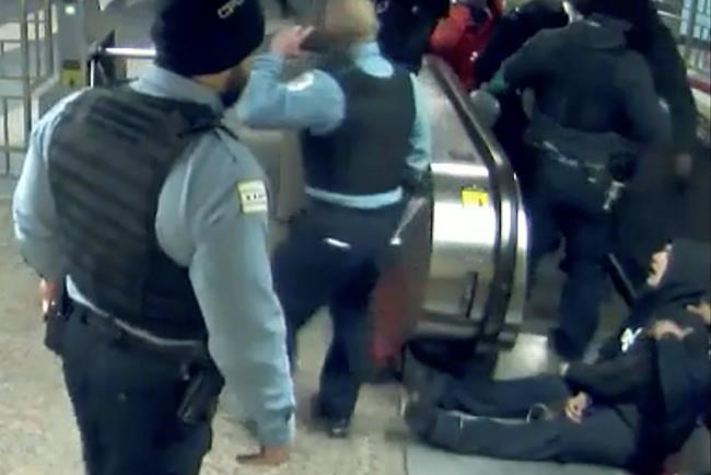 Video shows Chicago officer shooting subway rider in back | iNFOnews.ca