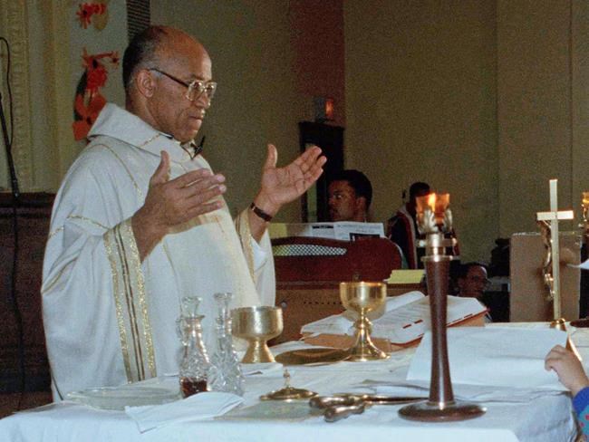 Prominent Chicago priest accused in 1974 child sex assault | iNFOnews.ca Prominent Chicago priest accused in 1974 child sex assault | iNFOnews.ca