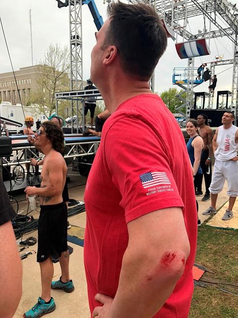 Oklahoma governor tries 'American Ninja Warrior' course | iNFOnews.ca Oklahoma governor tries 'American Ninja Warrior' course | iNFOnews.ca