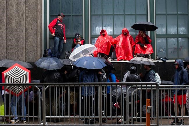 O Canada: Fans help deliver stirring national anthem before Game 5 | iNFOnews.ca