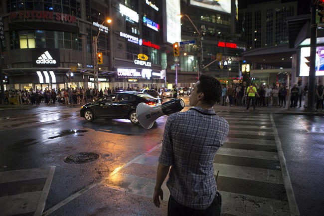 Toronto film fans clogging streets overnight for epic
'Suicide Squad' film shoot | iNFOnews.ca CP33301015