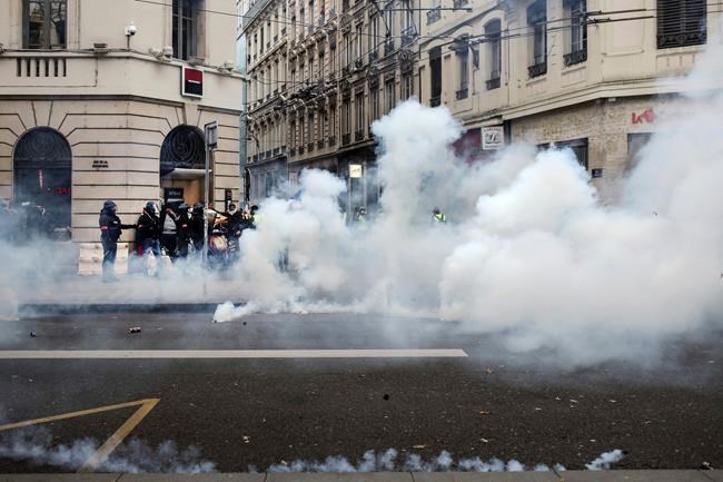 Tear gas in Paris, but fewer protesters and bigger demands | iNFOnews.ca Tear gas in Paris, but fewer protesters and bigger demands | iNFOnews.ca