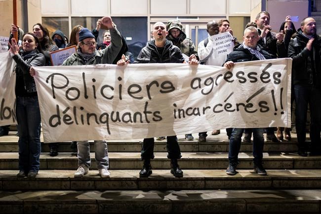 Hollande to meet with unions as police demonstrate again | iNFOnews.ca