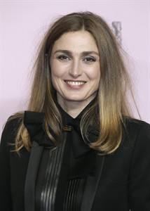 Actress linked to French president's scandal makes surprise appearance at movie awards | iNFOnews.ca Actress linked to French president's scandal makes surprise appearance at movie awards | iNFOnews.ca