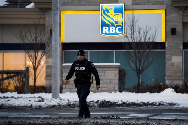 Police kill gunman during hostage situation in bank north of Toronto | iNFOnews.ca