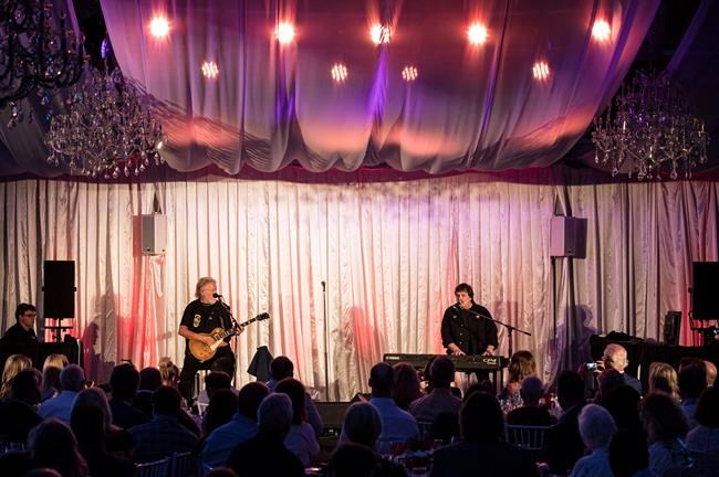 Warm memories, hit singles: Randy Bachman and Burton Cummings reunite for charity show | iNFOnews.ca CP29523101