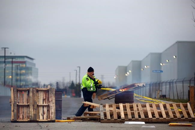 Canada Post considering 'legal options' amid protests at sorting facilities | iNFOnews.ca