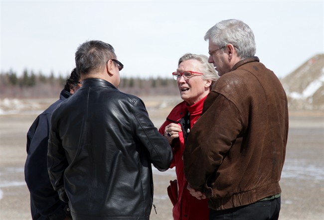 Minister gets earful on visit to Attawapiskat; commits to new youth centre | iNFOnews.ca CP37130806