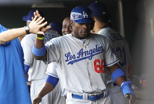 Dodgers OF Yasiel Puig leaves game in sixth with bruised hip after running into wall | iNFOnews.ca CP24100459