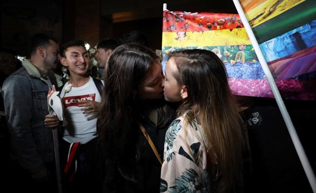 Colombians stage kiss-a-thon in support of LGBT rights | iNFOnews.ca