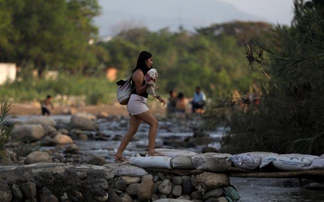 Shootout rattles nerves near busy Venezuela border bridge | iNFOnews.ca