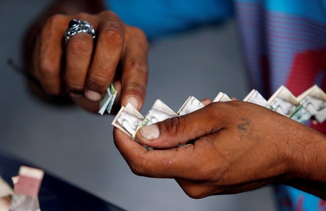 Venezuelans recycle worthless bolivar bills into crafts | iNFOnews.ca Venezuelans recycle worthless bolivar bills into crafts | iNFOnews.ca