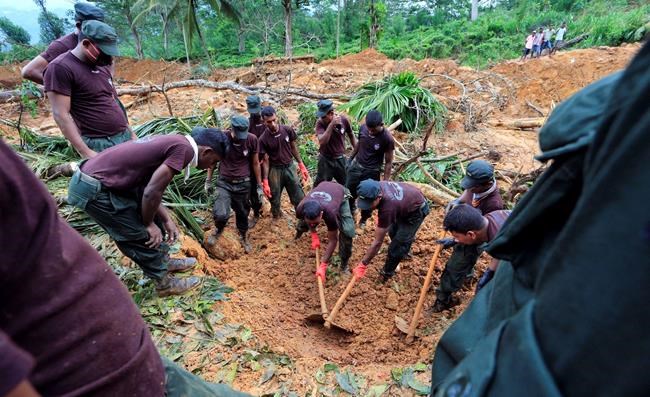 Sri Lankan soldiers recover more bodies from mudslides | iNFOnews.ca CP593071811